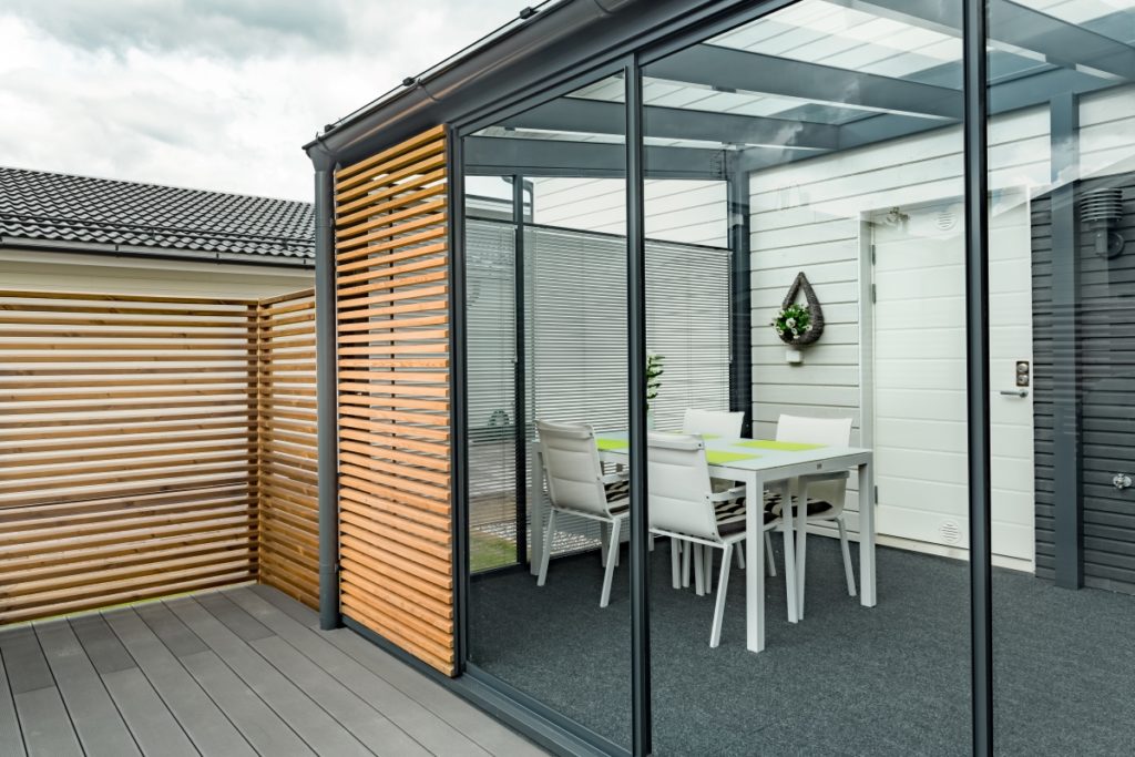 Liukulasiterassi, harmaa