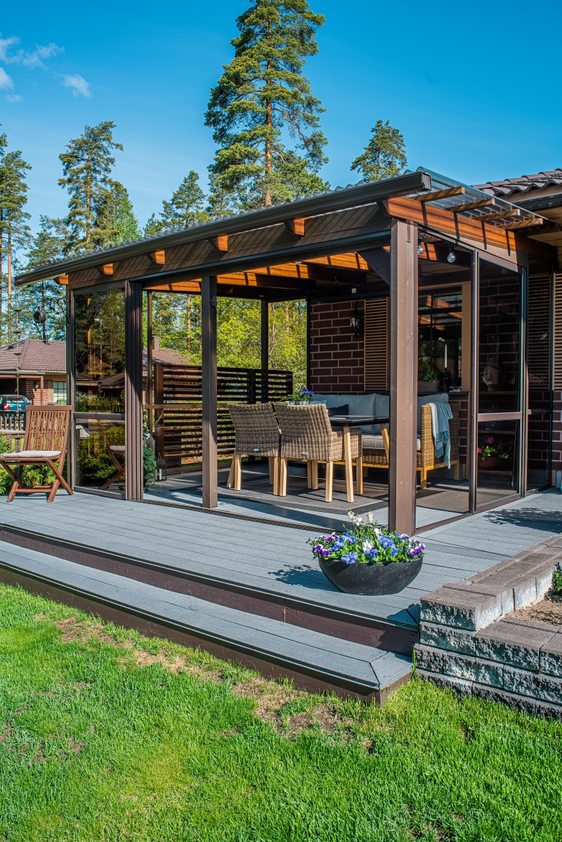 Ruskea liukulasiterassi